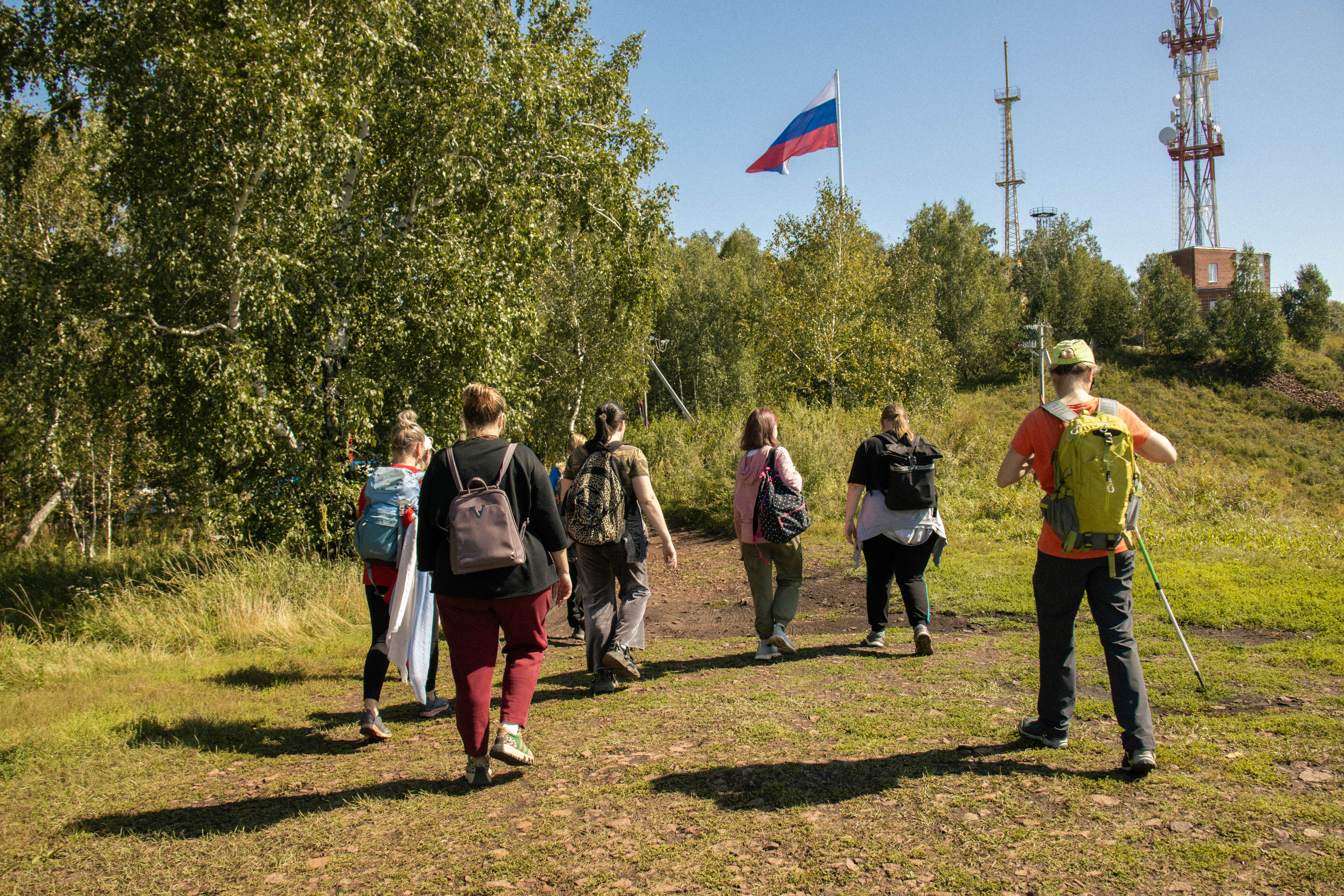 В Красноярске прошёл пеший поход «Триколор-подъём» ко Дню Государственного флага России