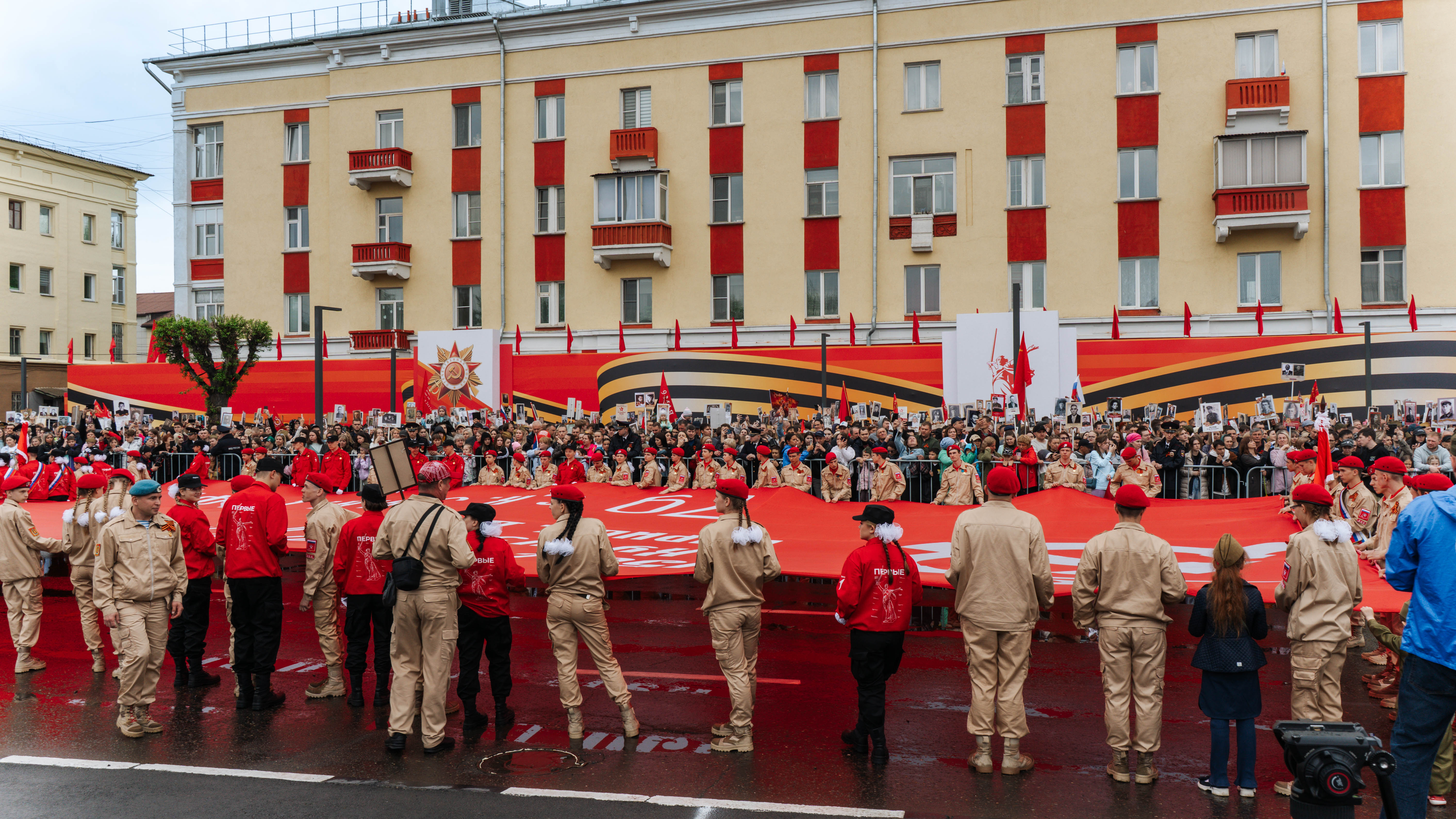 На параде Победы в Красноярске впервые в торжественном прохождении приняли участие активисты Движения Первых