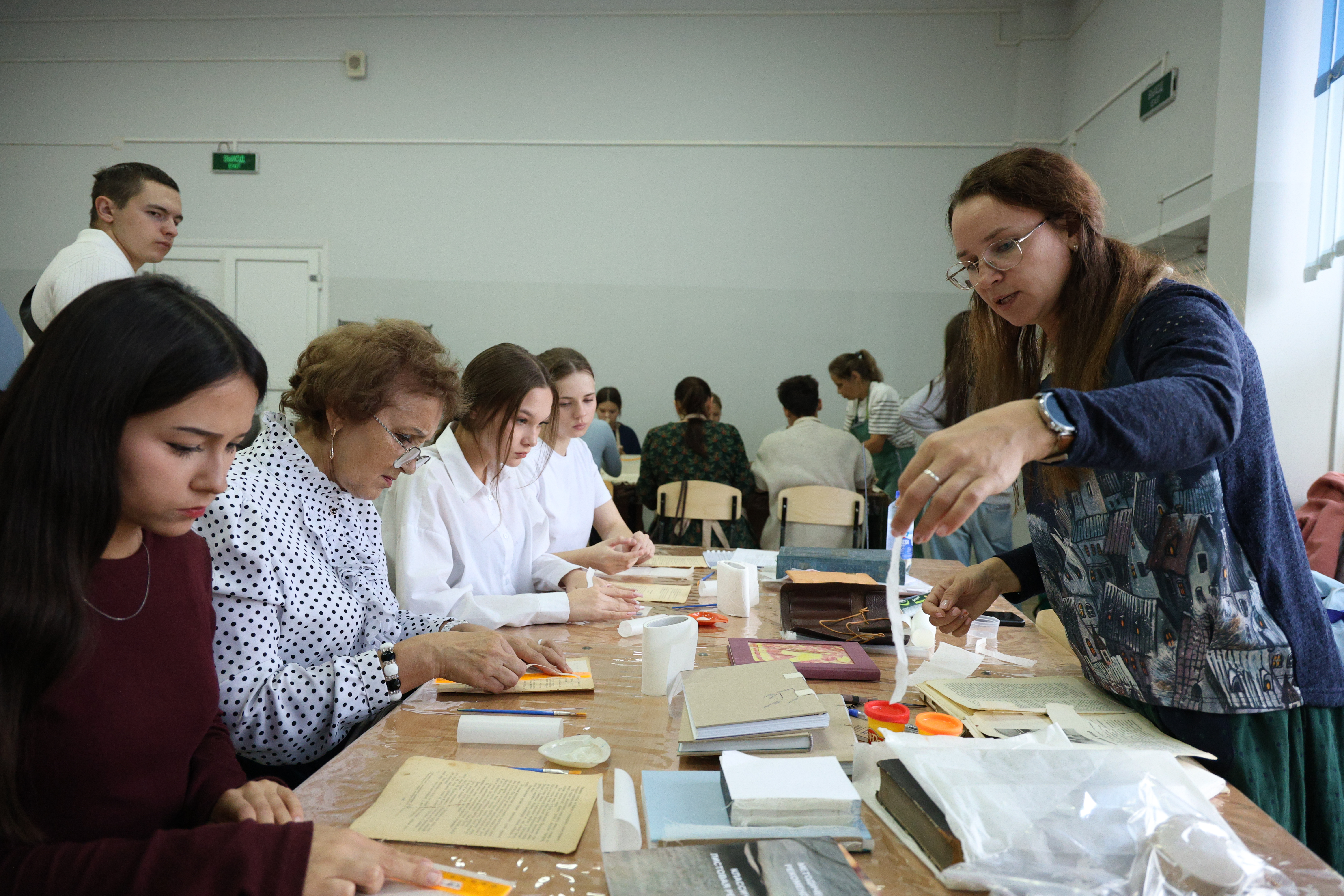 Участники фестиваля «ПРОнаследие» в Енисейске попробовали себя в роли реставраторов и хранителей историко-культурного наследия